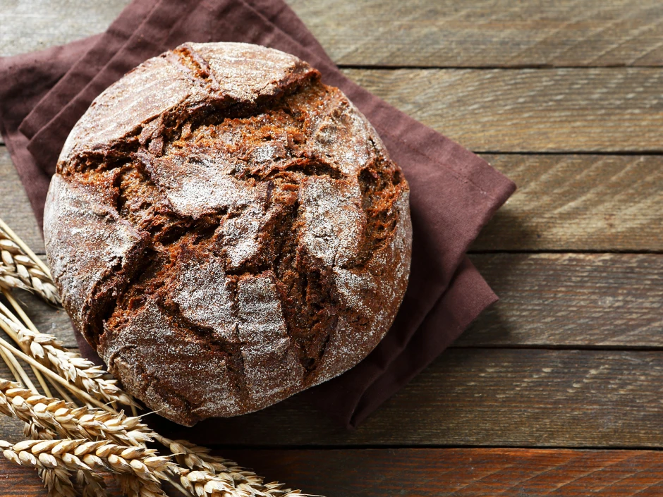 Rustikaler Brotlaib aus Sauerteig