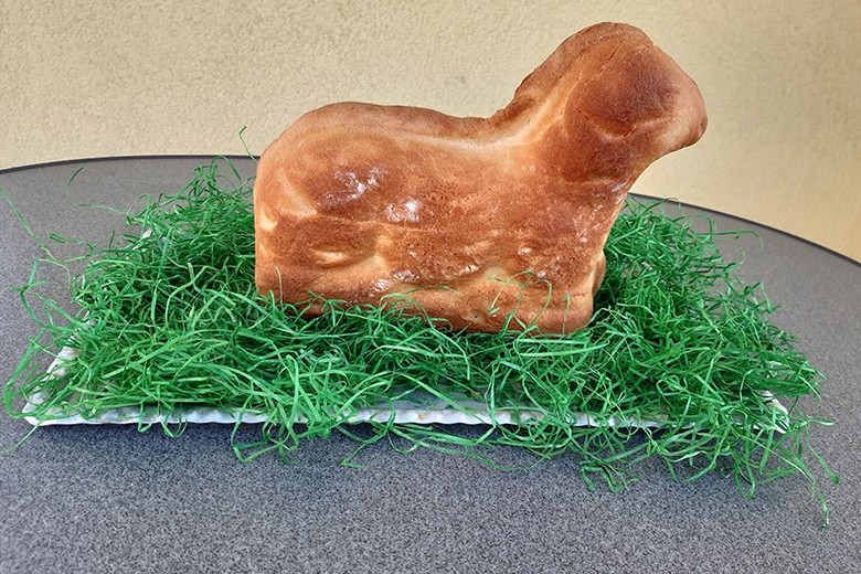 Osterlamm aus Germteig