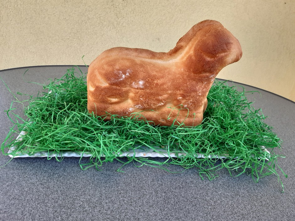 Osterlamm aus Germteig