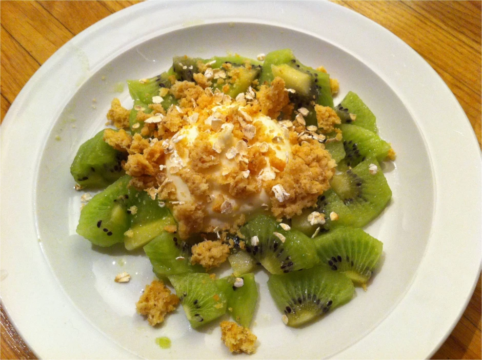 M&uuml;sli-Joghurt-Creme auf Kiwisalat