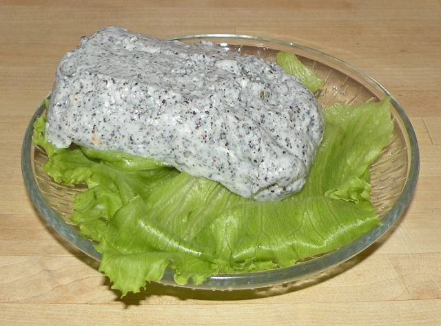 Schafk&auml;seterrine mit Graumohn
