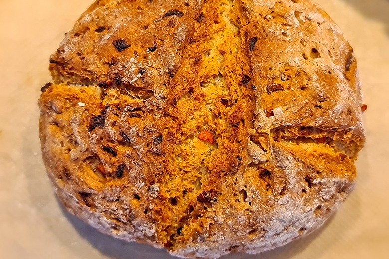 Brot mit Zwiebel, Karotten und Speck
