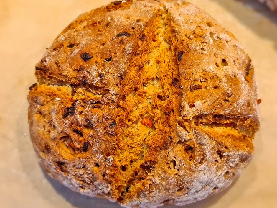 Brot mit Zwiebel, Karotten und Speck