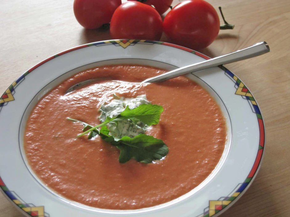 Paradeiserrahmsuppe mit Rucolahaube