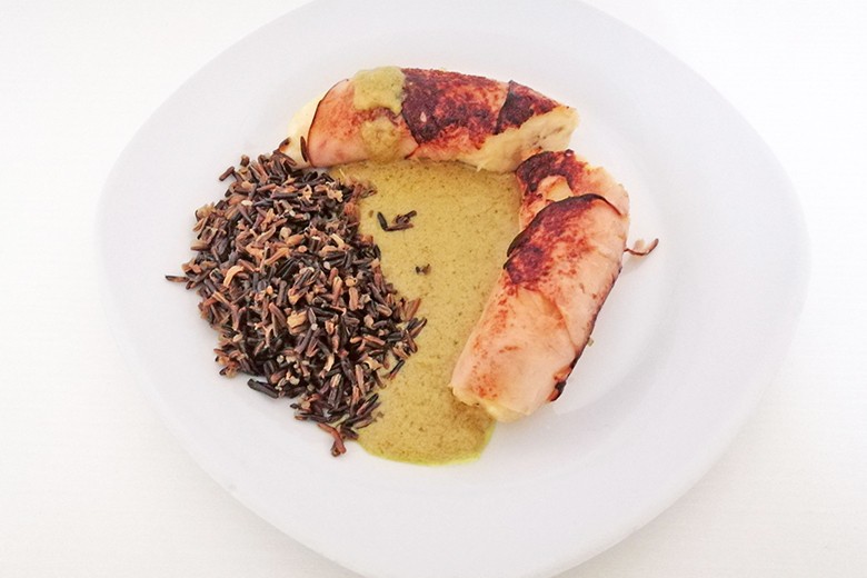Gebackene Banane mit Wildreis und Kokos-Currysauce