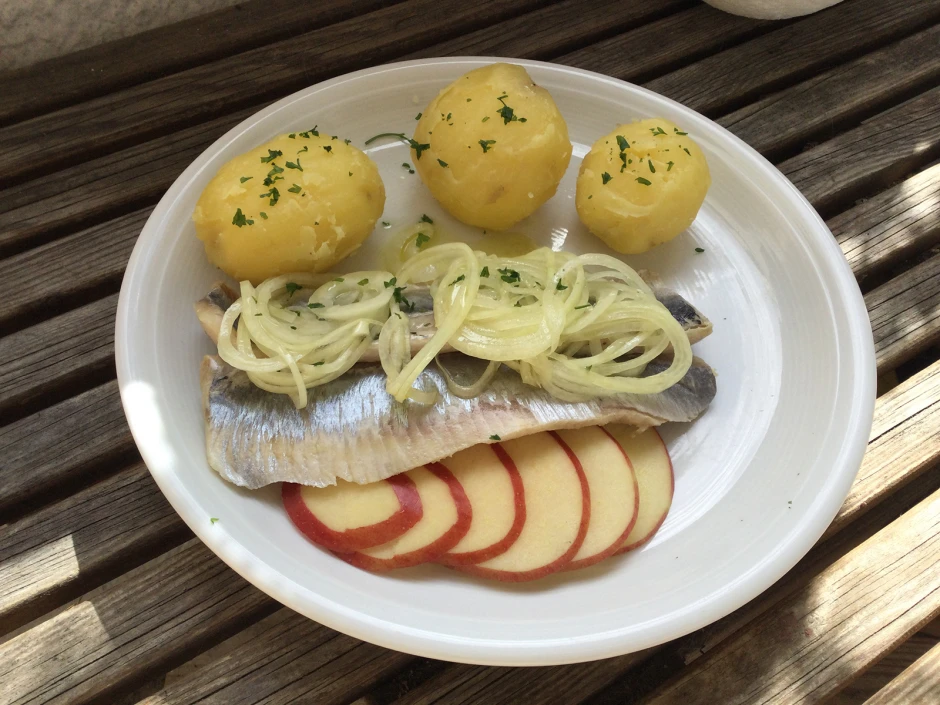 Matjesfilet mit Zwiebelringen und Kartoffeln