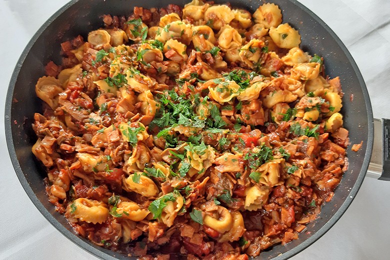 Tortellini mit Schinken-Pilzsauce