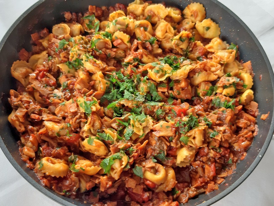 Tortellini mit Schinken-Pilzsauce