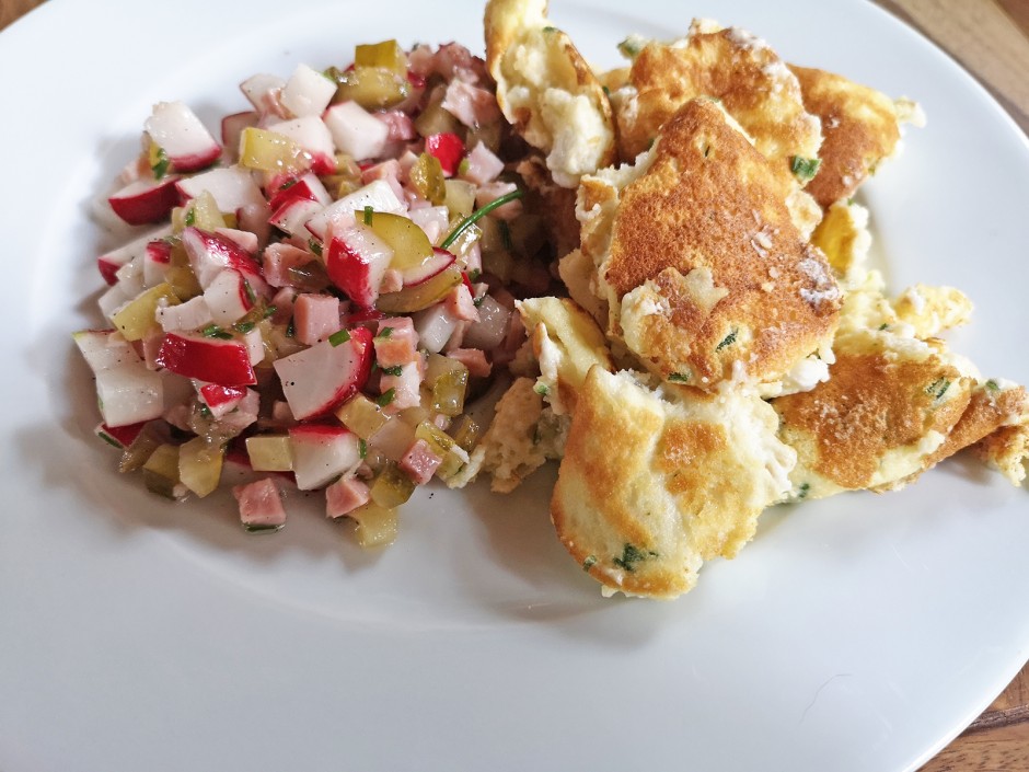 Schmarren mit Schinken und Radieschen
