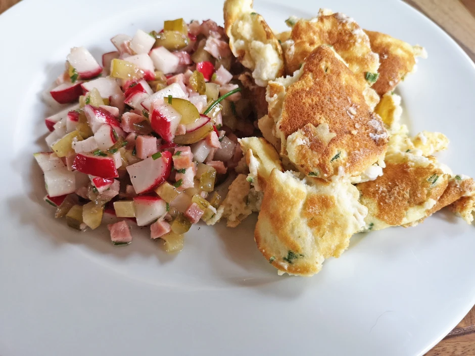 Schmarren mit Schinken und Radieschen