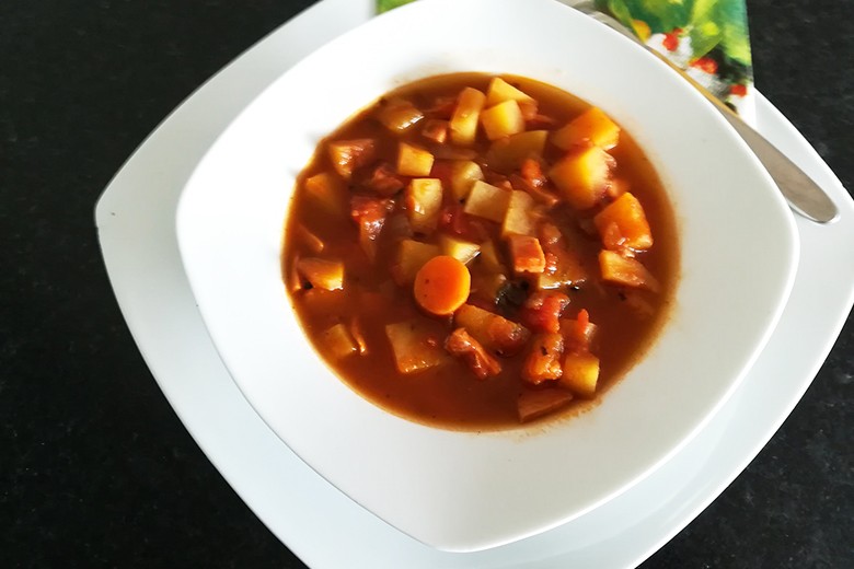 Gemüsesuppe auf Gulaschart