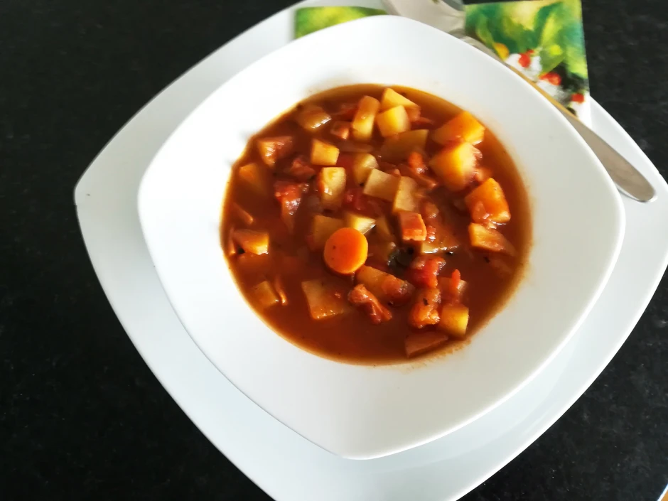 Gemüsesuppe auf Gulaschart