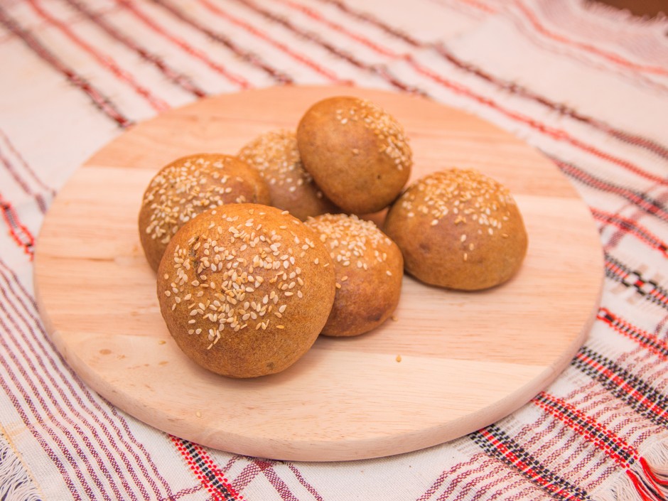Süße Dinkelvollkorn-Kokos-Brötchen mit Rosinen
