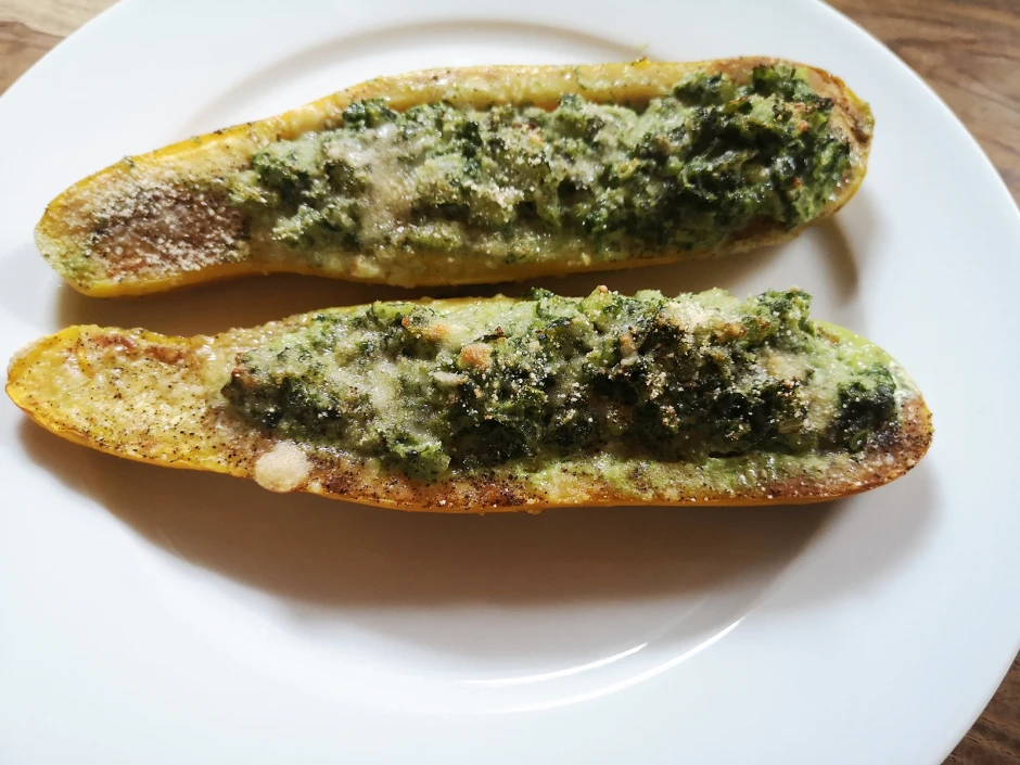 Gelbe Zucchini mit Spinatfüllung