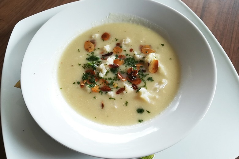 Karfiolsuppe mit Mandelblättchen