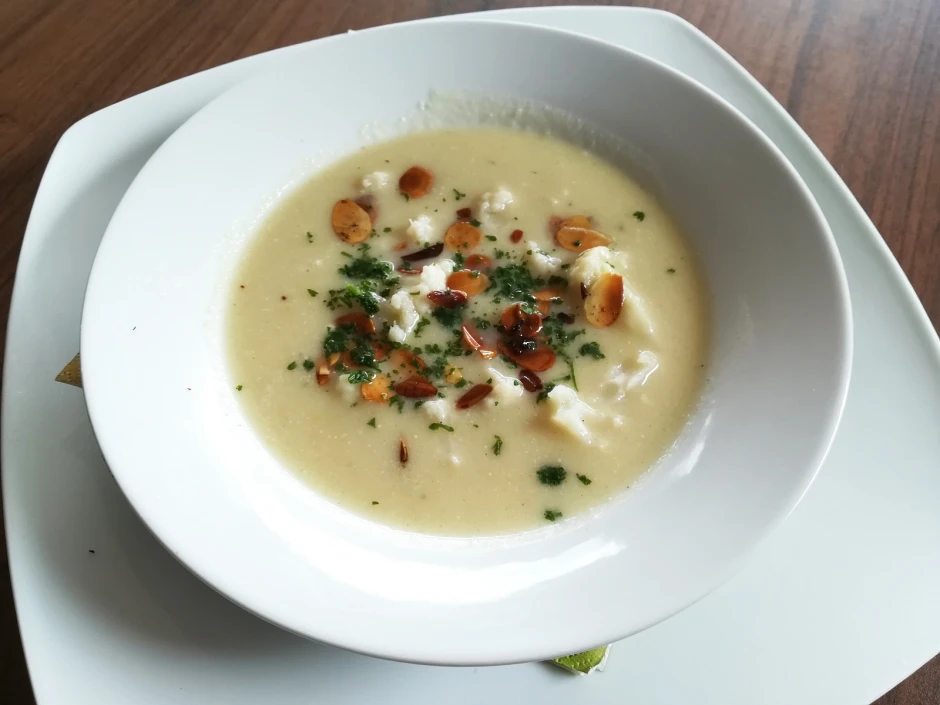 Karfiolsuppe mit Mandelbl&auml;ttchen