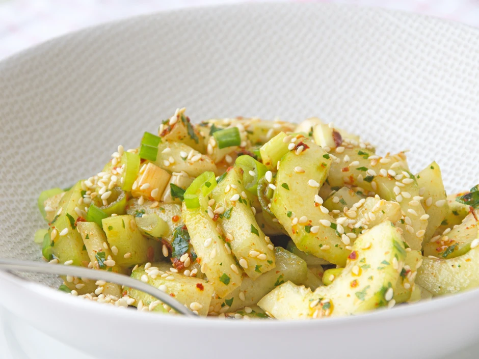 Koreanischer Gurkensalat mit Fr&uuml;hlingszwiebel