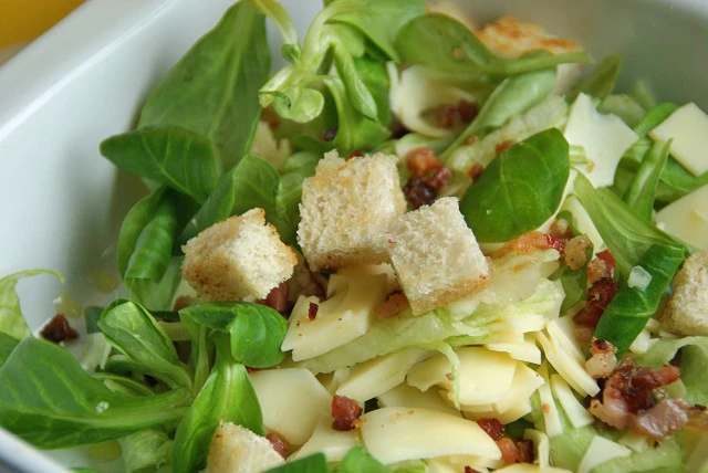 Salat mit K&auml;se und Knoblauchbrot