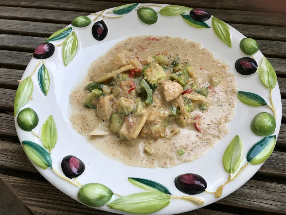 H&uuml;hnercurry in Erdnussso&szlig;e