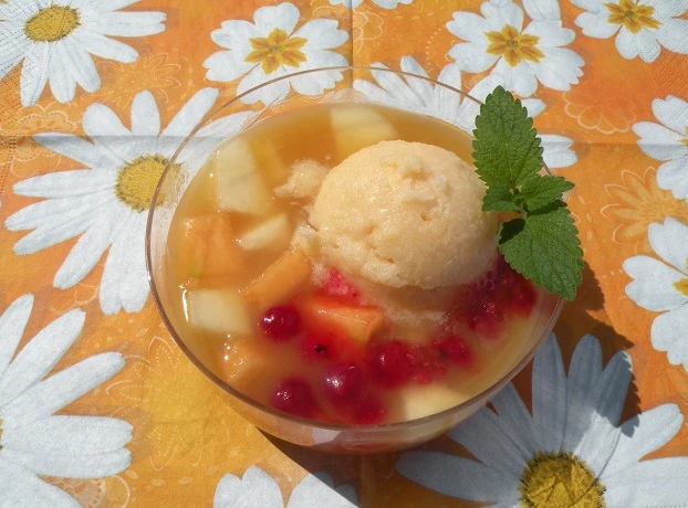 Apfel-Melonen-S&uuml;ppchen mit Beeren und Zitroneneis