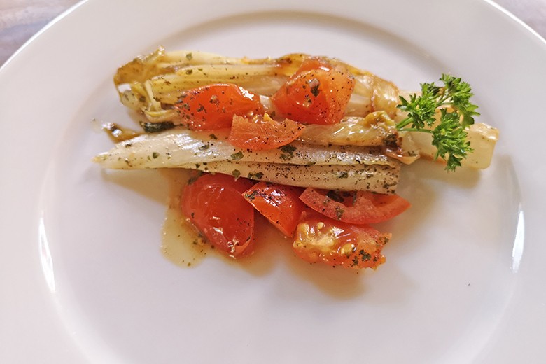 Chicoree mit Tomaten