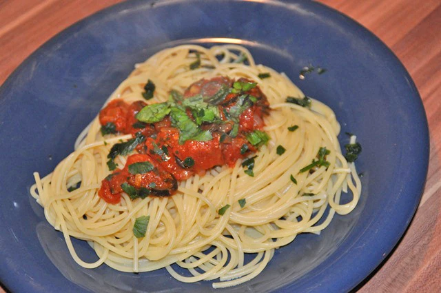 Pasta mit Tomaten Olivensauce