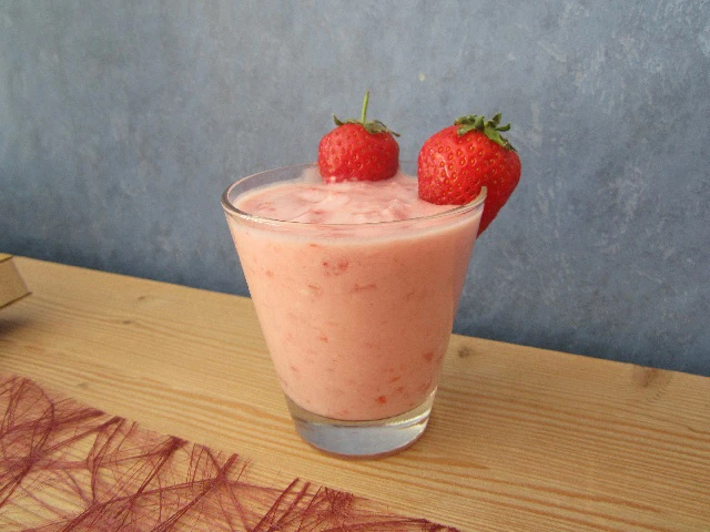 Fruchtige Buttermilchspeise