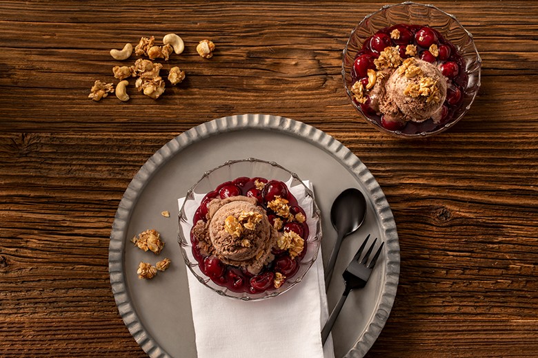 Eis mit heißen Kirschen und Cashew-Dinkel Crunch