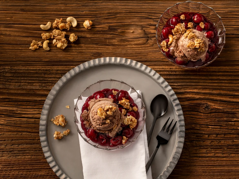 Eis mit heißen Kirschen und Cashew-Dinkel Crunch