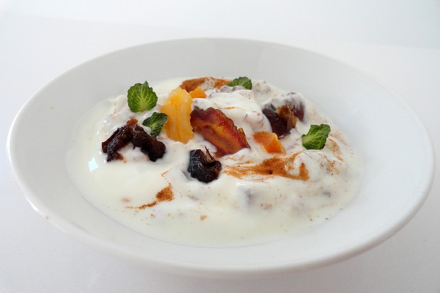 Joghurt mit Trockenfrüchten