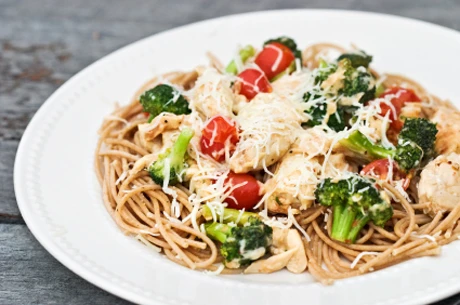 Spaghetti mit Brokkoli, Schafk&auml;se und Paradeisern