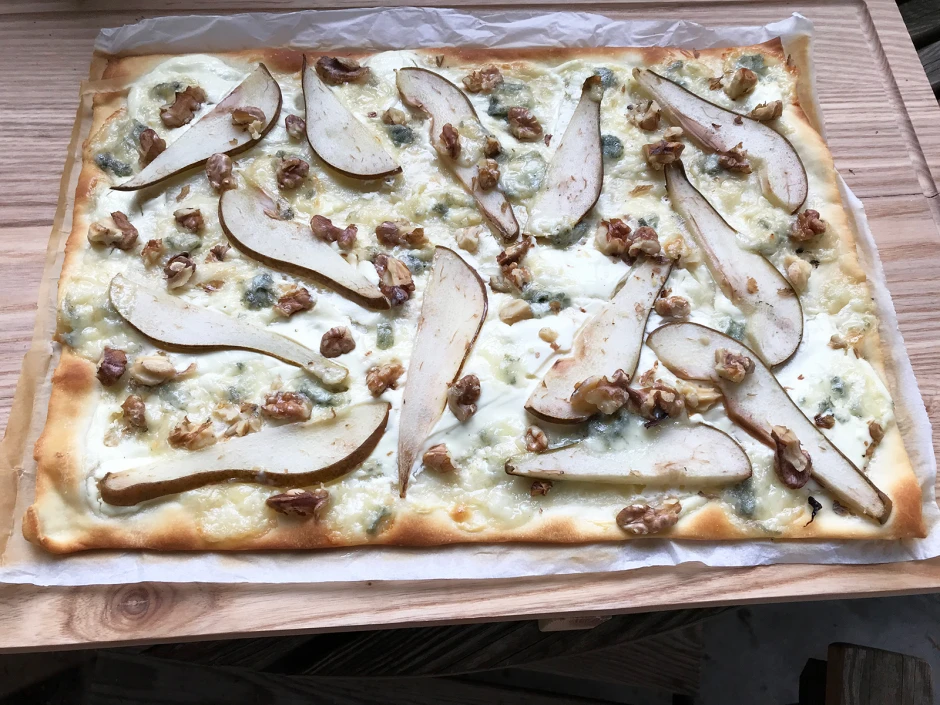 Birnen-Flammkuchen mit Waln&uuml;ssen