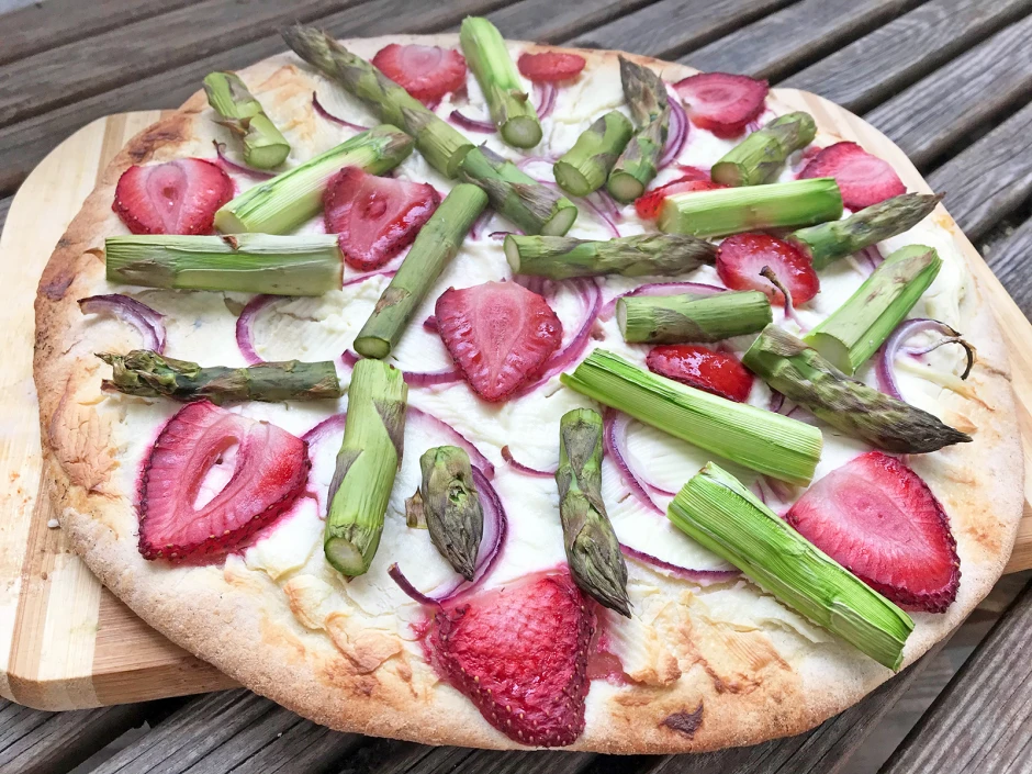 Spargelpizza mit Erdbeeren