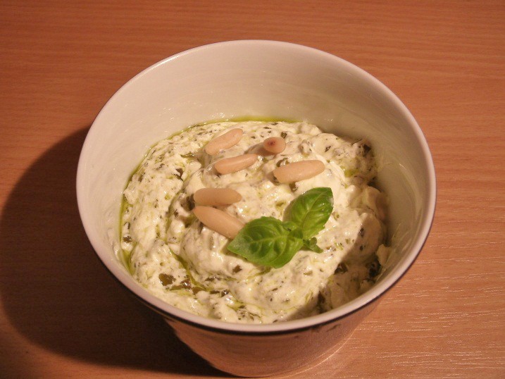 Basilikum-Rahm-Pesto
