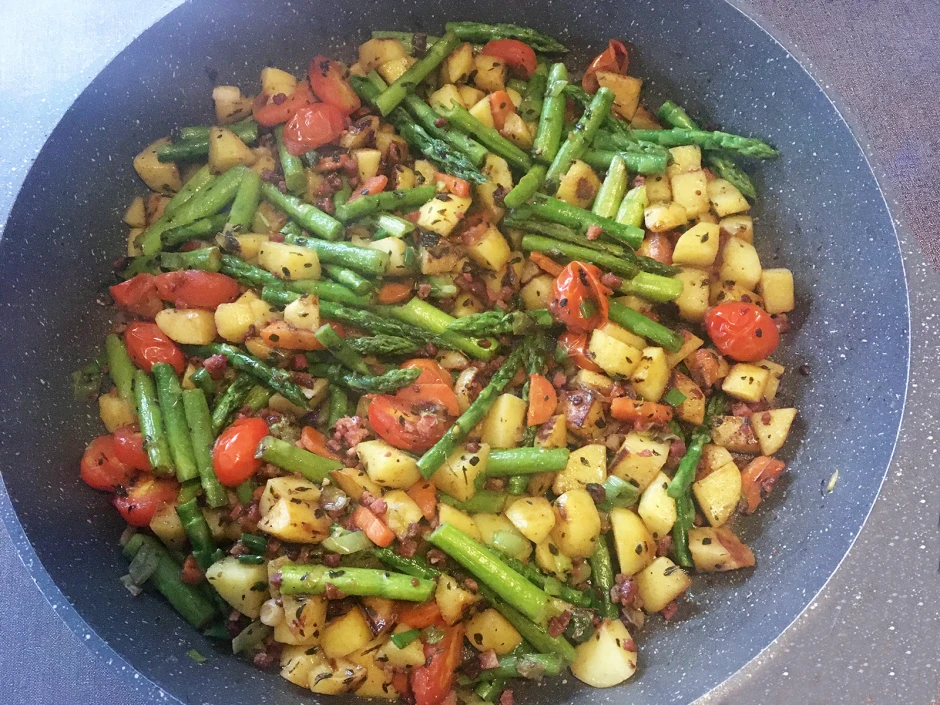 Bunte Gem&uuml;sepfanne mit Speck