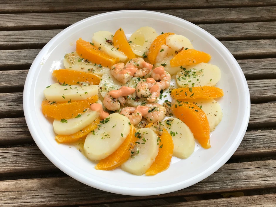 Erd&auml;pfelsalat mit Orangen und Garnelenschw&auml;nze