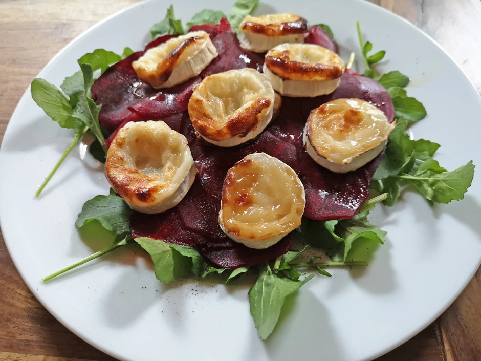 Rote R&uuml;ben Carpaccio mit gratiniertem Ziegenk&auml;se