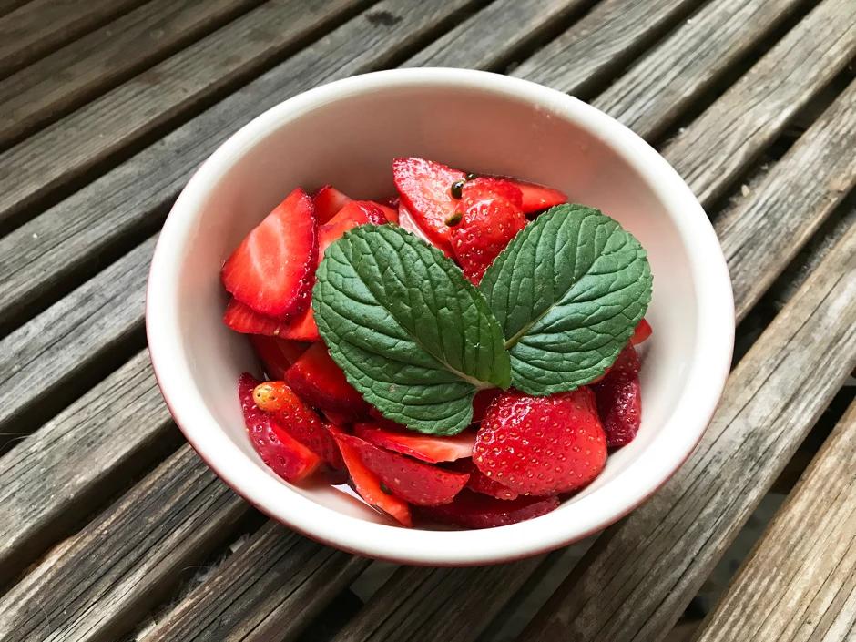 Marinierte Erdbeeren mit grünem Pfeffer