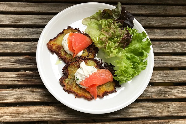 Kartoffelpuffer mit geräucherter Lachsforelle