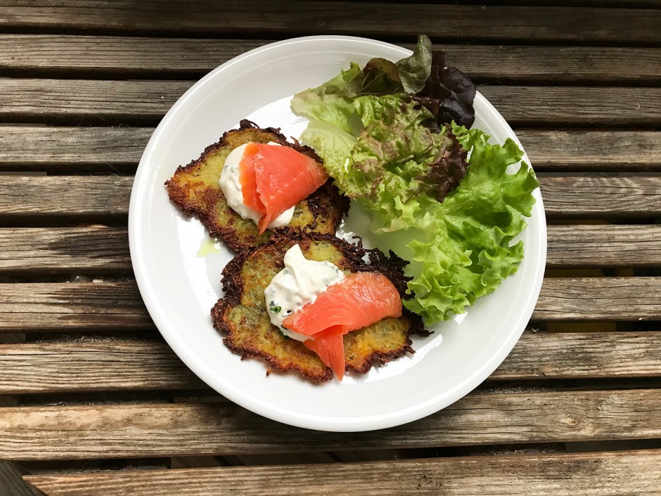 Kartoffelpuffer mit geräucherter Lachsforelle