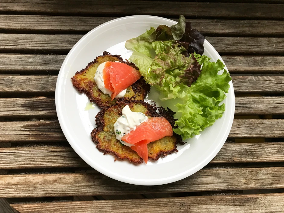 Kartoffelpuffer mit ger&auml;ucherter Lachsforelle