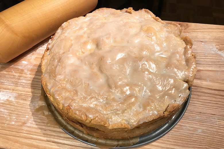 Gedeckter Apfelkuchen mit Walnüssen