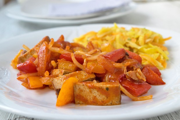 Wokpfanne mit Gemüse, Tofu und Sprossen
