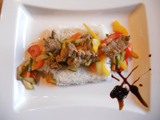 Geschnetzeltes Rindsfilet mit Gemüse und Basmatireis