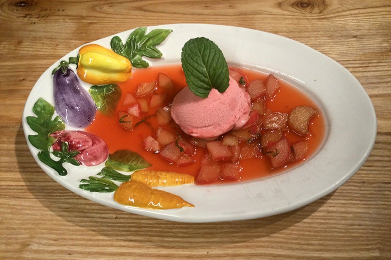 Rhabarber-Essenz mit Erdbeer-Sorbet