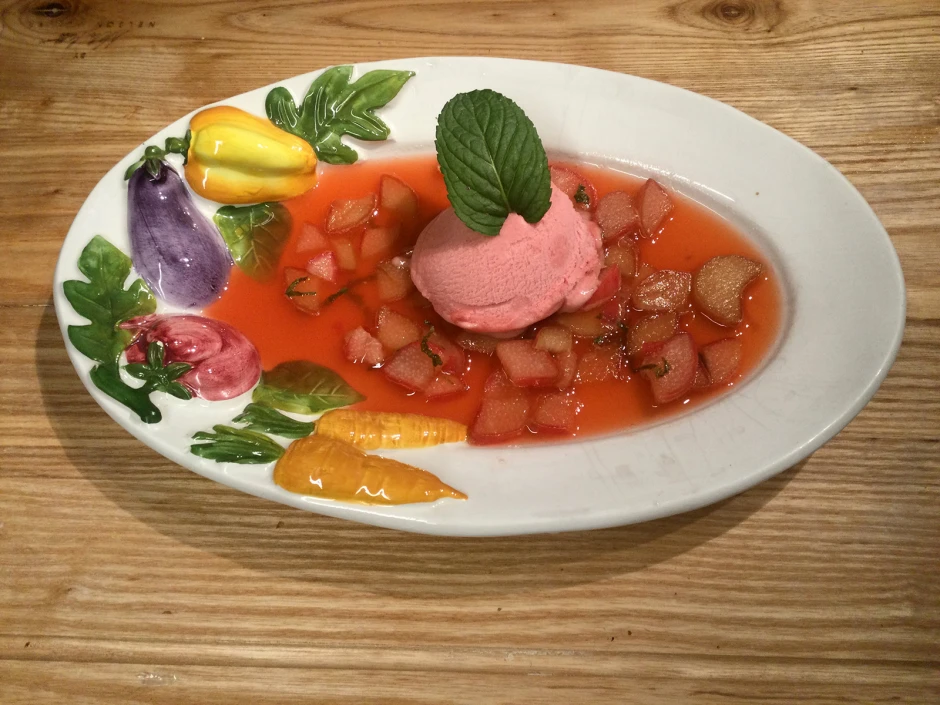 Rhabarber-Essenz mit Erdbeer-Sorbet
