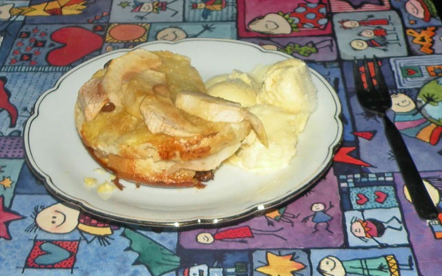 Scheiterhaufen mit Apfel und Vanilleeis