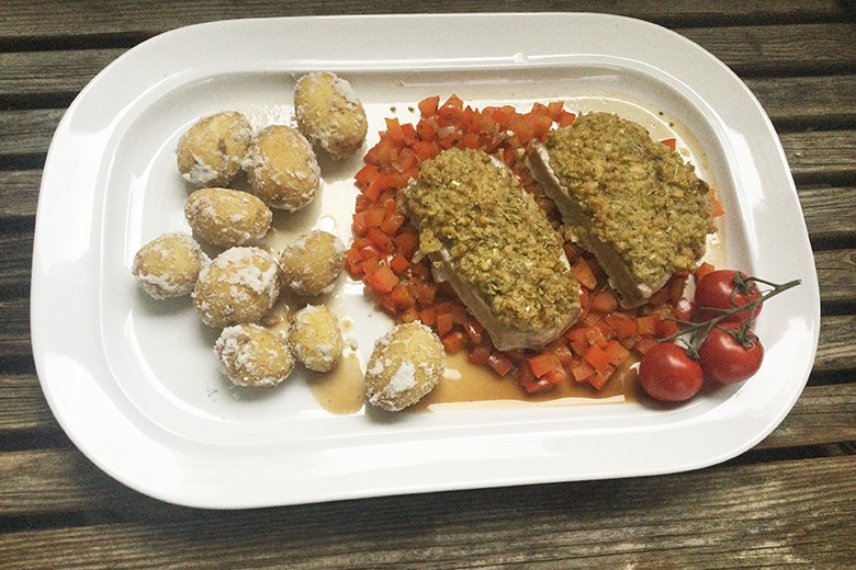 Thunfisch-Filets mit Olivenkruste auf Paprika-Salsa