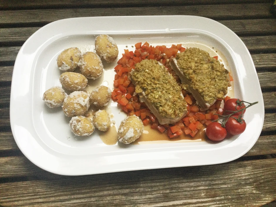 Thunfisch-Filets mit Olivenkruste auf Paprika-Salsa