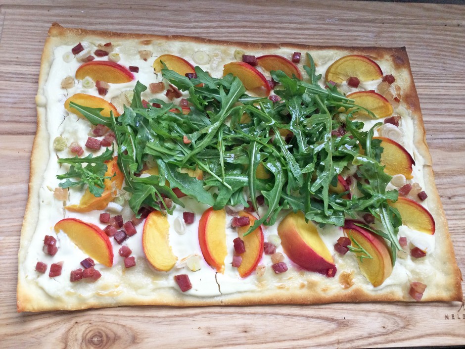 Flammkuchen mit Pfirsich und Speck